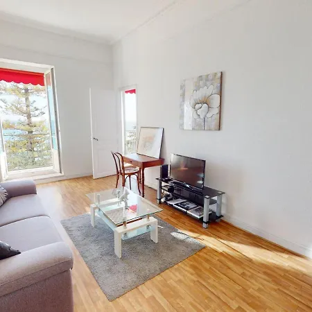 Grand 2p Face En Centre-ville Dans Un Palace Avec Parc A - Fr-1-196-318